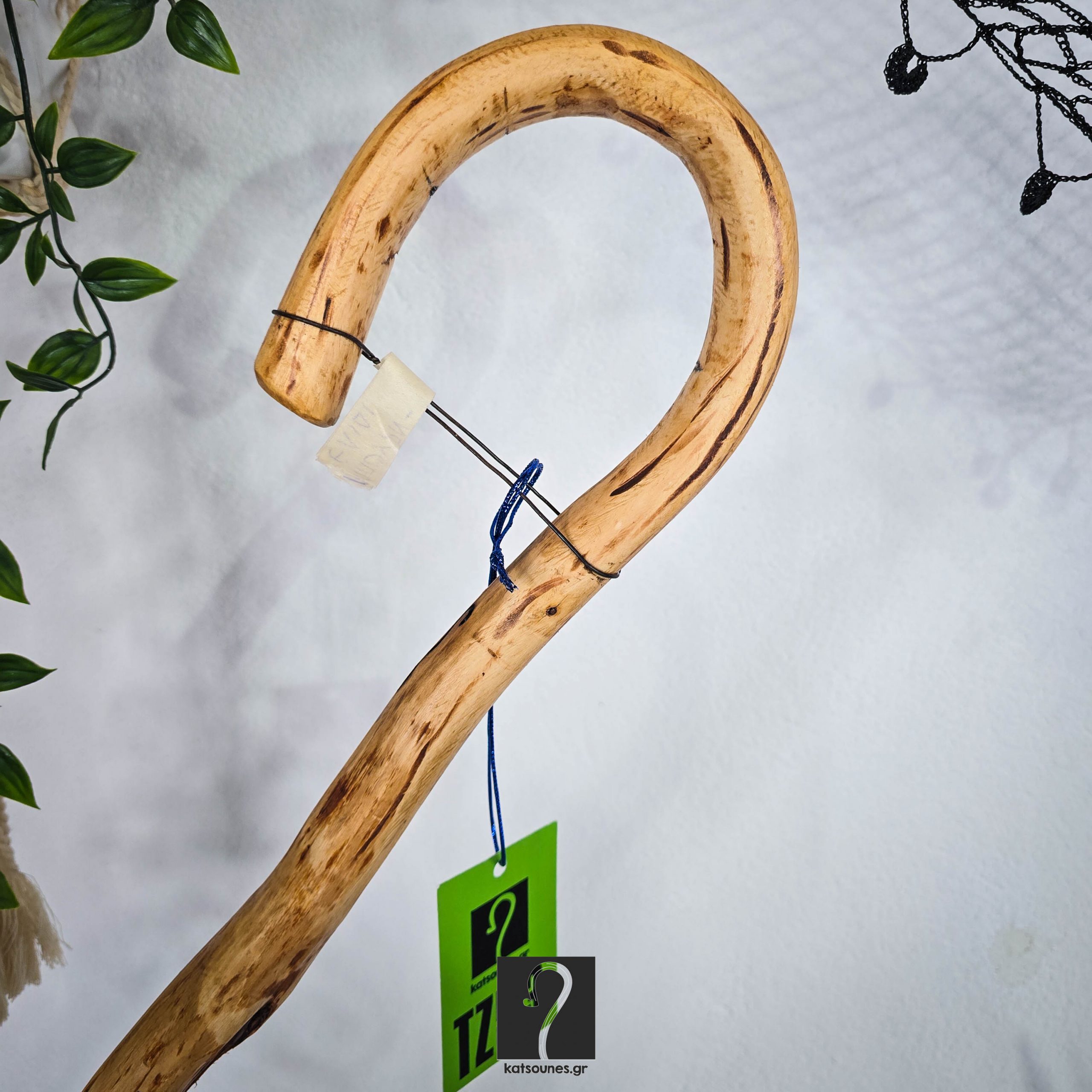 Vintage Κρητική Κατσούνα για καθημερινή χρήση και στήριξη. Από ξύλο Μπουρνελίδι και ύψος 1,22 μ ΚΩΔ 070426-ΤΖ53