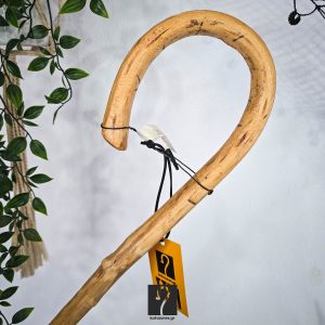 Vintage και ιδιαίτερη κρητική κατσούνα για κάθε χρήση. Από ξύλο Σκίνου και ύψος 1,08 μ | ΚΩΔ 070426-ΣΤ51