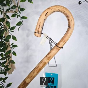 Vintage κρητική κατσούνα με παχιά λαβή, ιδανική για κάθε χρήση. Από ξύλο Σκίνου και ύψος 1 μ | ΚΩΔ 070426-ΧΚ29