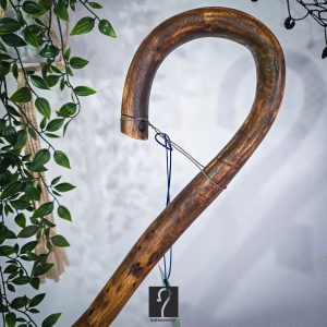 Σκουρόχρωμη κι εντυπωσιακή Κρητική Κατσούνα Ιδανική για καθημερινή χρήση. Ξύλο Πρίνου και ύψος 1,43 μ | ΚΩΔ 020526-ΤΖ42