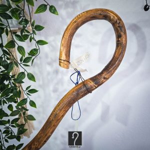 Σκουρόχρωμη κι εντυπωσιακή Κρητική Κατσούνα με καμπύλες. Ιδανική για καθημερινή χρήση. Ξύλο Πρίνου και ύψος 1,30 μ | ΚΩΔ 020526-ΜΣ25