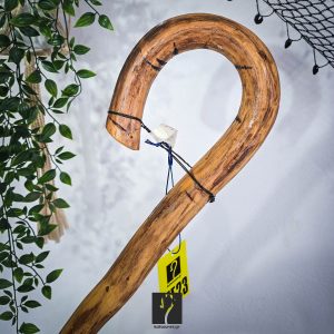 2 κιλά και 13 εκ περίμετρος! Τέτοια Special Κρητική Κατσούνα Οικογενειακό κειμήλιο, δεν έχεις ξανά δεί. Από ξύλο Πρίνου και ύψος 1,47 | ΚΩΔ 020526-ΜΣ23