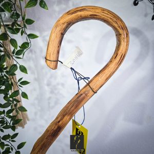 Στιβαρού Τύπου Κρητική Κατσούνα ανθεκτική για κάθε χρήση. Εντυπωσιακή, από ξύλο Πρίνου, ύψος 1,18 μ | ΚΩΔ 020526-ΜΣ53