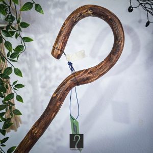 Σκουρόχρωμη Στιβαρού Τύπου Κρητική Κατσούνα που εντυπωσιάζει. Ξύλο Πρίνου και ύψος 1,18 μ | ΚΩΔ 030526-ΤΖ29