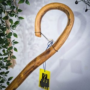 Στιβαρού τύπου Κρητική Κατσούνα που θα εντυπωσιάσει όποιον τη δει. Από ξύλο Αστύρακα 1,18 μ | ΚΩΔ 030526-ΜΣ41