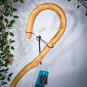 Special Κρητική Kατσούνα ιδανική για καθημερινή χρήση και στήριξη. Από ξύλο Αγριελιάς και ύψος 0,97 μ ΚΩΔ 040526-ΧΚ41