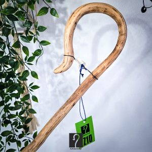 Special Κρητική Κατσούνα με άγριο διπλό αντίθετο γύρισμα. Ιδανική για πεζοπορία και κάθε είδους χρήση. Ξύλο Πρίνου και ύψος 1,28 μ | ΚΩΔ: 220526-ΤΖ10