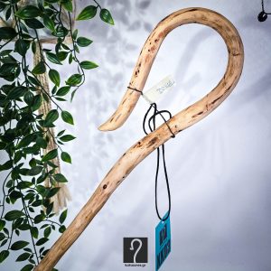 Special Κρητική Κατσούνα με άγριο διπλό αντίθετο γύρισμα. Ιδανική για πεζοπορία και κάθε είδους χρήση. Ξύλο Πρίνου και ύψος 1,24 μ | ΚΩΔ: 220526-ΧΚ03