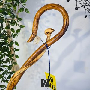 2 σε 1 έργο τέχνης. Κρητική Σκαλιστή Κατσούνα με διπλό αντίθετο γύρισμα στην οποία τυλίγεται περιμετρικά ένα σκαλιστό φίδι! Από ξύλο Πρίνου 1,47 μ ΚΩΔ 290626-ΜΣ29