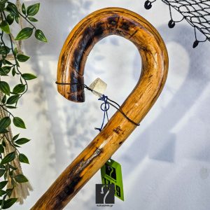 2,2 κιλά και 13,5 εκ περιμετρος. Special Κρητική Κατσούνα Οικογενειακό κειμήλιο, δεν έχεις ξανά δεί κάτι τέτοιο. Από ξύλο Πρίνου και ύψος 1,43 | ΚΩΔ 010726-ΤΖ49