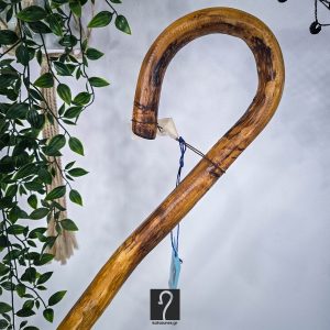 Αυθεντική κι ανθεκτική Κρητική κατσούνα από ξύλο Ροδιάς ιδανική για κάθε χρήση. Ύψος 1,32 μ | ΚΩΔ 070826-ΧΚ23