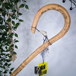 Αυθεντική Κρητική Kατσούνα ιδανική για καθημερινή χρήση και στήριξη. Από ξύλο Αγριελιάς και ύψος 1,10 μ ΚΩΔ 070826-ΜΣ40