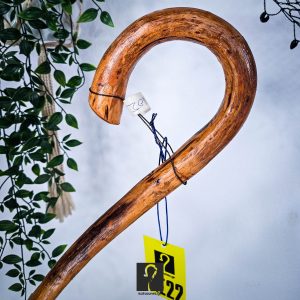 Στιβαρού Τύπου Κρητική Κατσούνα ανθεκτική για κάθε χρήση. Από ξύλο Πρίνου, με μεγάλο ύψος 1,49 μ | ΚΩΔ 240826-ΜΣ22