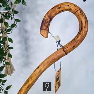 Ιδιαίτερη Στιβαρού Τύπου Κρητική Κατσούνα με έντονες καμπύλες. Ανθεκτική για κάθε χρήση, από ξύλο Πρίνου, ύψος 1,20 μ | ΚΩΔ 041026-ΣΤ23